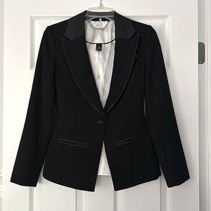 Dressy jacket that can be dressy or could be worn with jeans. Very unique.